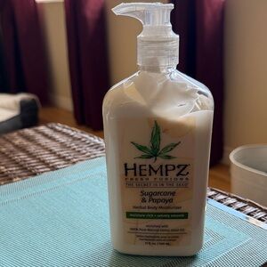 NWT - Hempz Sugarcane & Papaya Body Moisturizer - White and Green